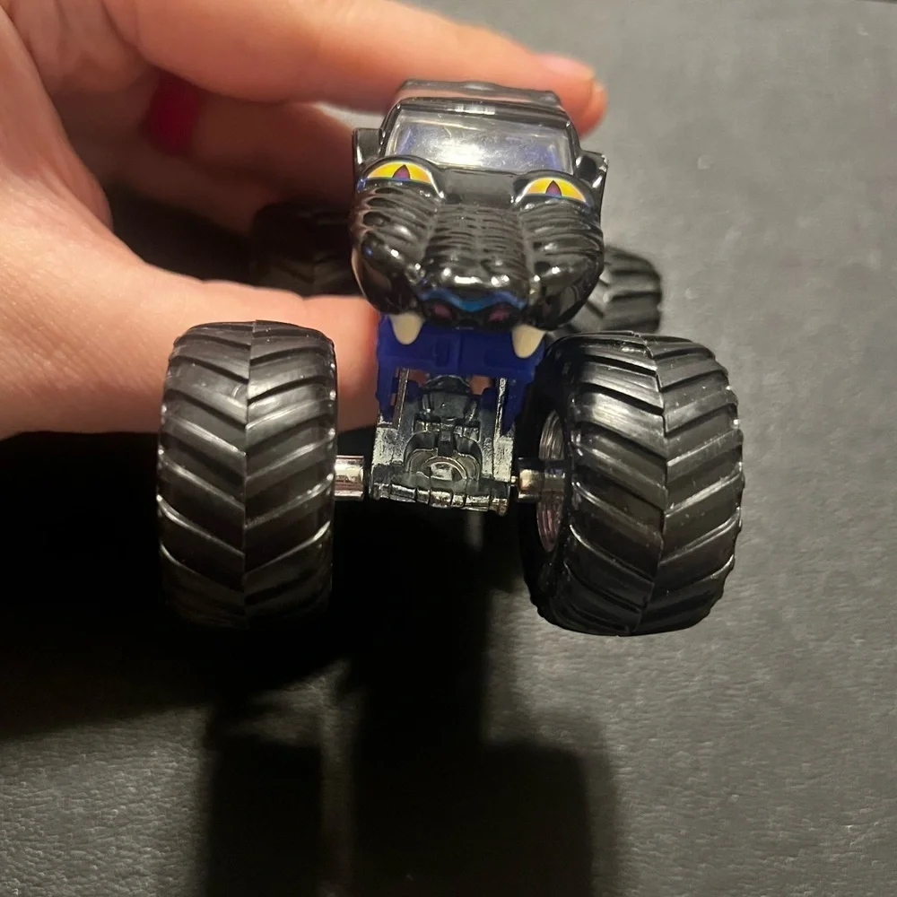 Hot Wheels Monster Jam Predator 1:64 Scale Die Cast Truck